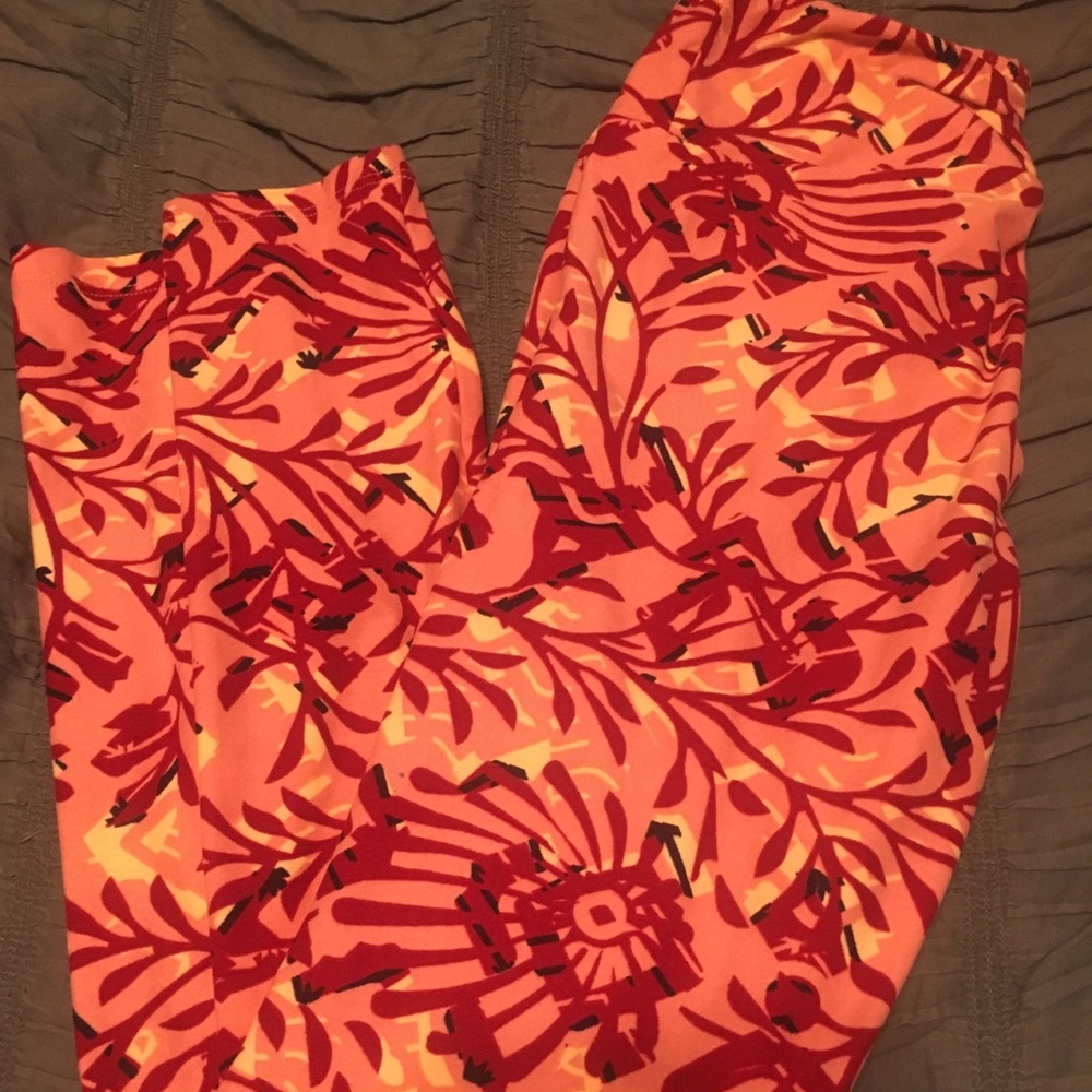 Lularoe OS Leggings pink background